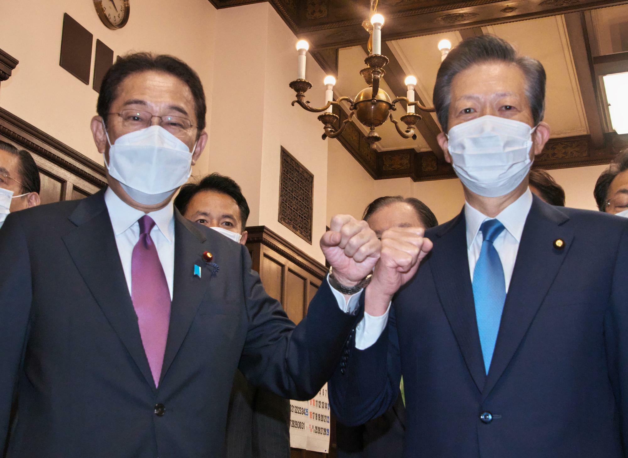 グータッチをする岸田首相と山口公明党代表