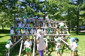 ひとつの課題(勉強)が終わったら遊びの時間、天気の良い日には必ず外遊びをする。/写真提供「きのみ」