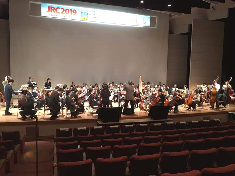 毎年4月に横浜で行われる放射線医学領域4団体の合同集会（JRC）では、閉会式で演奏するための即席オーケストラが結成される。音合わせのために真ん中で立っているのが前田さん