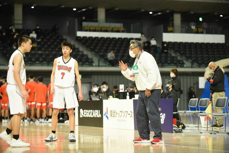 指示を送る坂本穣治コーチ 写真提供＝日本バスケットボール協会