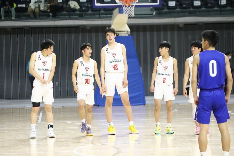 長身ながらオールラウンドなプレーを見せた渡邉伶音(千葉/中央)  写真提供:日本バスケットボール協会