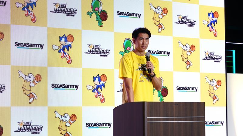 合同記者発表に臨むセガサミーHD里見治紀社長:クラブ提供