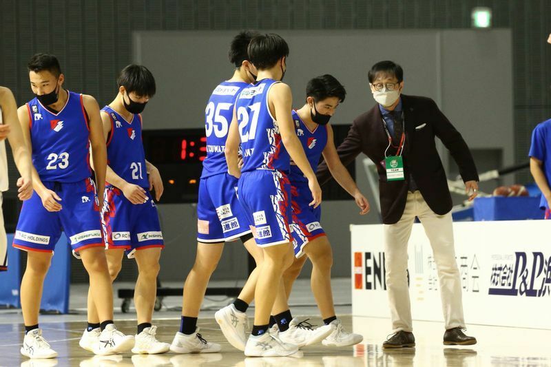 福岡U15の鶴我HC（右）は中学生年代の実績が豊富なベテラン　写真提供:日本バスケットボール協会