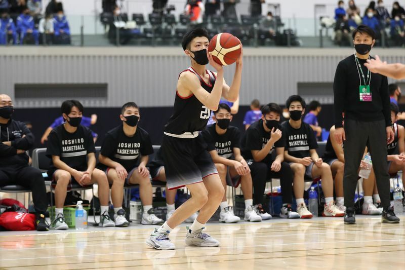 シュートを放つ能代の荻田航羽（中央）と柿崎智弥HC（右） 写真提供:日本バスケットボール協会