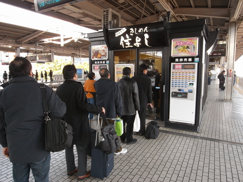 名古屋駅ホームのきしめんは常に大人気。「ここが一番おいしい！」との声も多いが…