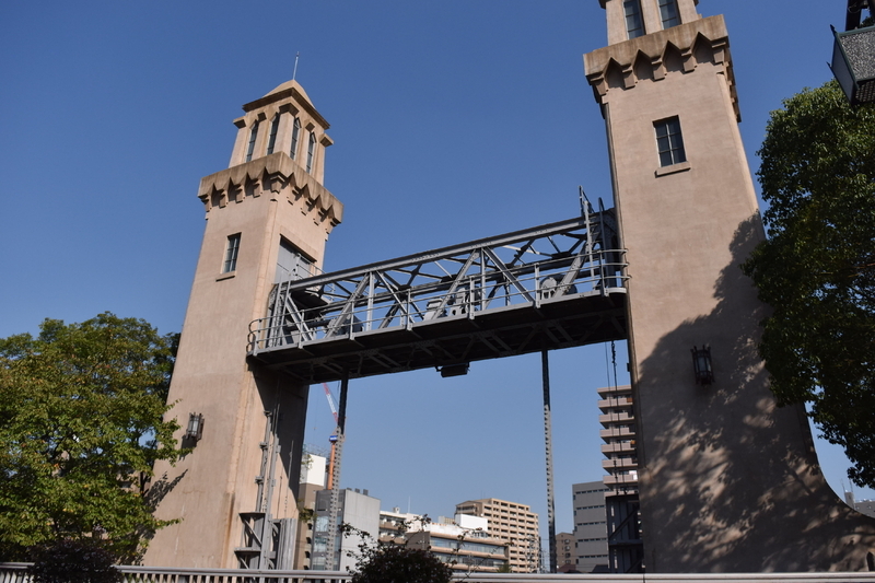 中川運河と堀川を結ぶ水路の水位調整のために造られた松重閘門。尖塔の高さは21ｍ。昭和６～43年まで活用された