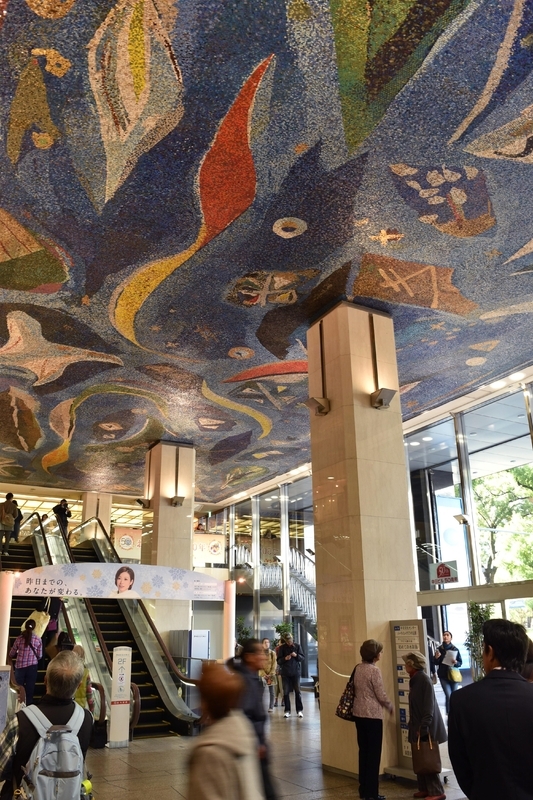 丸栄のすぐ近くの中日ビルの天井画。モザイク壁画の第一人者・矢橋六郎作品で、10ｍ×20ｍの巨大なもの。来々春以降のビル建替が決まっていてる