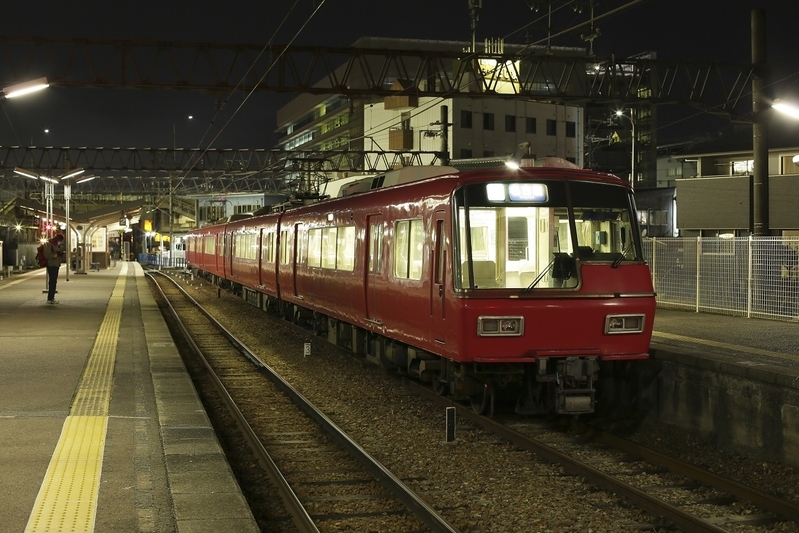 『名古屋行き最終列車』は深夜に周辺地域から名古屋へと向かう、すなわち帰路を急ぐ人たちで混雑する下り線とは逆方向へ走る電車。そこで交錯する人と人の出会いからドラマが生まれる