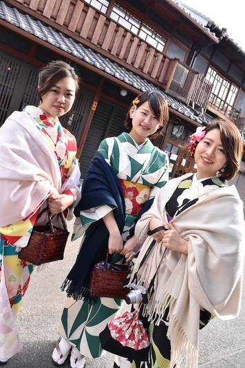 艶やかな着物が古い町並みに映える。レンタル着物「犬山日和」では着物・浴衣合わせて500着以上を揃える。レンタル一式1日3780円