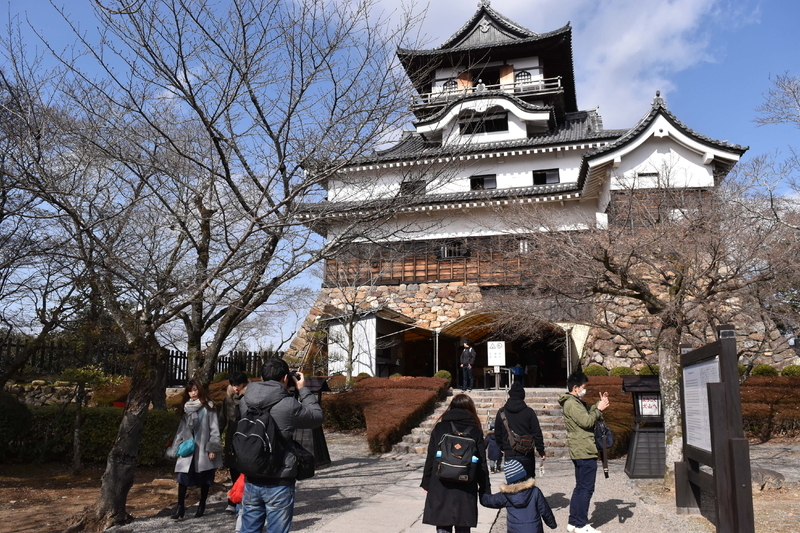 国宝5城のひとつ、犬山城。1537年に造営したとされる日本最古の城郭建築。土日は天守閣登城に15～20分待ちになることも