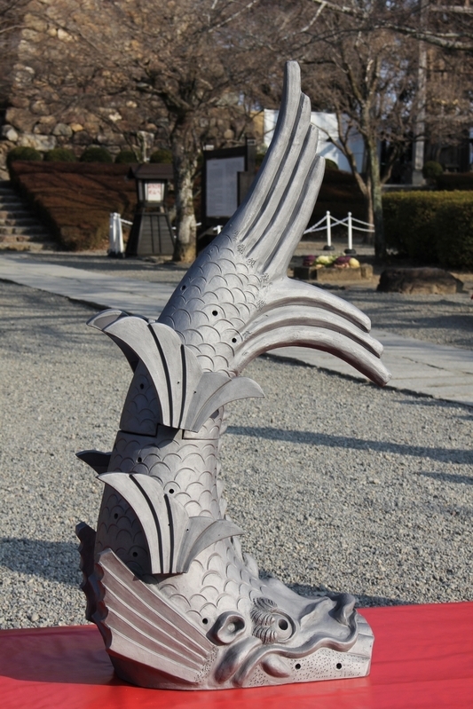 復元された鯱。高さは約1・5ｍ。名古屋城の金鯱＝雄2･57ｍ、雌2･51ｍに比べて小ぶりでスマート。顔つきもかわいらしい