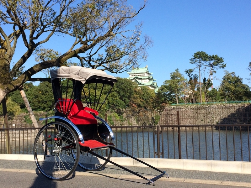 金シャチ横丁を起点に両ゾーンや城周辺を巡れる名古屋人力車。10分のショートコースは2人乗りで3000円