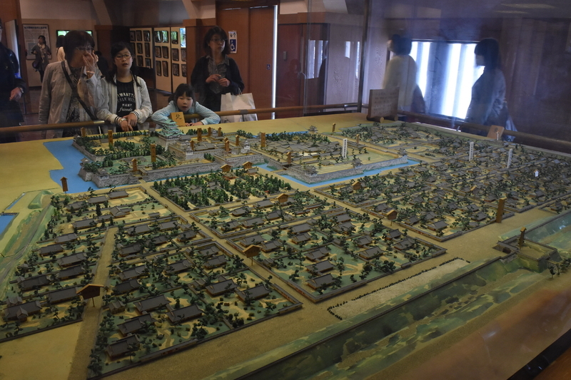 1階展示室の1/400名古屋城城郭模型。広大な敷地を整然と区割りした人工都市は、現在の名古屋の街づくりにも相通じる
