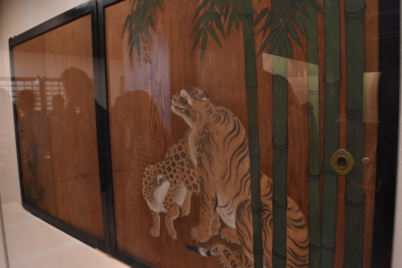 特別陳列「名古屋城の名品」で見られる「竹林豹虎図」は重要文化財。名古屋城築城当時に描かれたもので、ふすまではなく杉戸に描かれている。本丸御殿に展示されている色鮮やかな復元模写と見比べたい