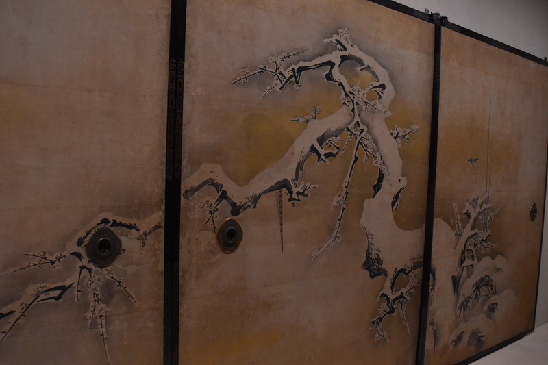 狩野探幽「雪中梅竹鳥図」も江戸初期作の重要文化財。洗練された“余白の美”が見事。写真中央、枝に止まった鳥が消されていて、近く公開される本丸御殿では消えた鳥を再現した復元模写が展示される