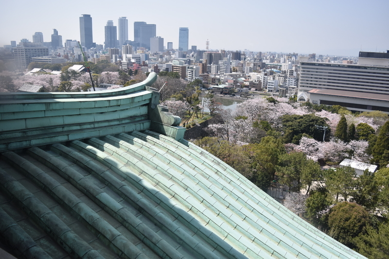 高さ約50mの天守展望室から名古屋の城下を見下ろす。左手に見えるのは名古屋駅の高層ビル群