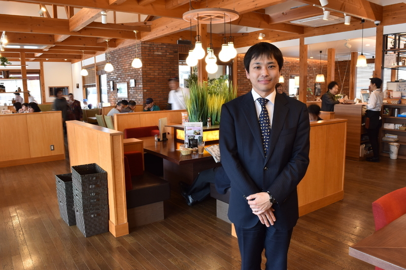富士コーヒーが自社運営する「珈琲元年」。写真は塩澤彰規社長。中川店は100席超の大型店で、運河沿いのロケーションや、13時までやっているモーニングサービスも人気の要因