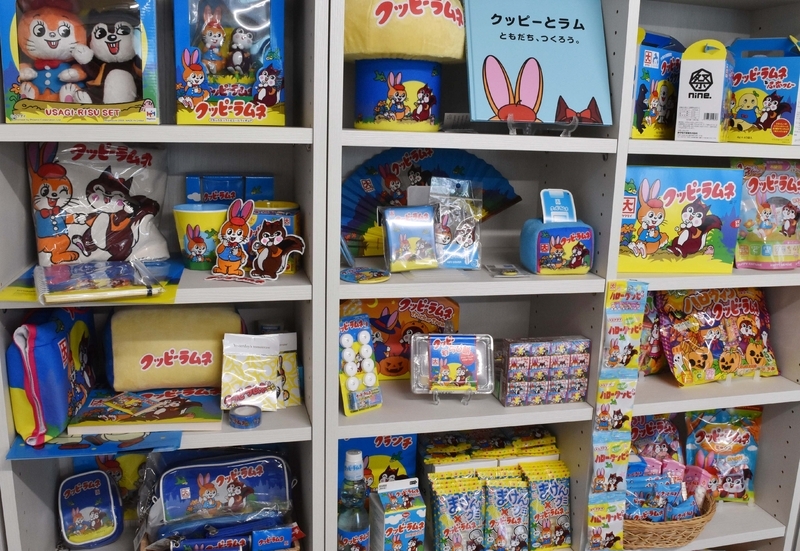 ぬいぐるみやバッグ、文具など、カクダイ製菓本社にズラリ並ぶキャラクターグッズ。現在は販売されていないレア物も多数