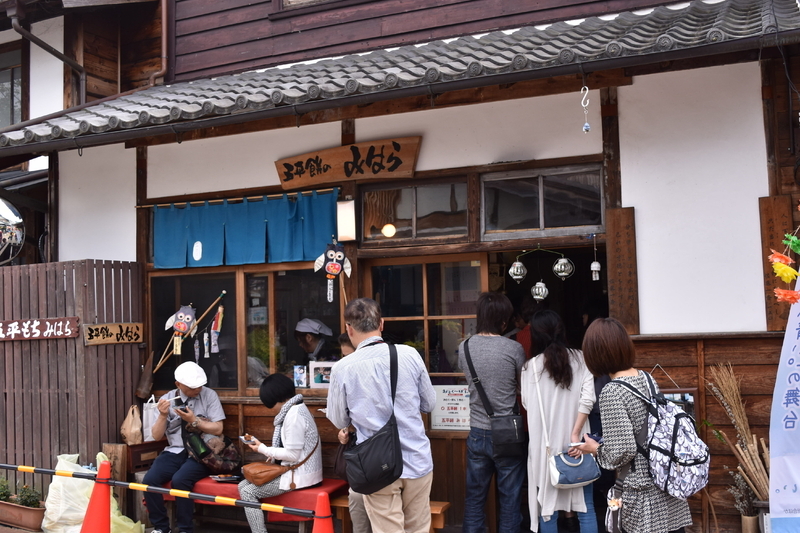 朝ドラロケ地の聖地巡礼で多くの人が散策を楽しむ岐阜県恵那市岩村町。「みはら」には五平餅を求める人たちで行列ができる