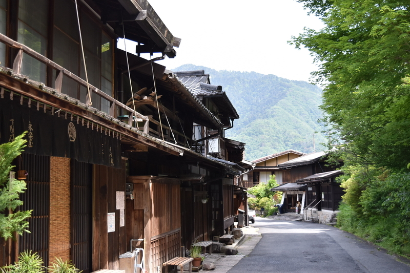京都と江戸を結ぶ中山道の宿場町として栄えた妻籠宿。江戸情緒が残る街並みが守られている