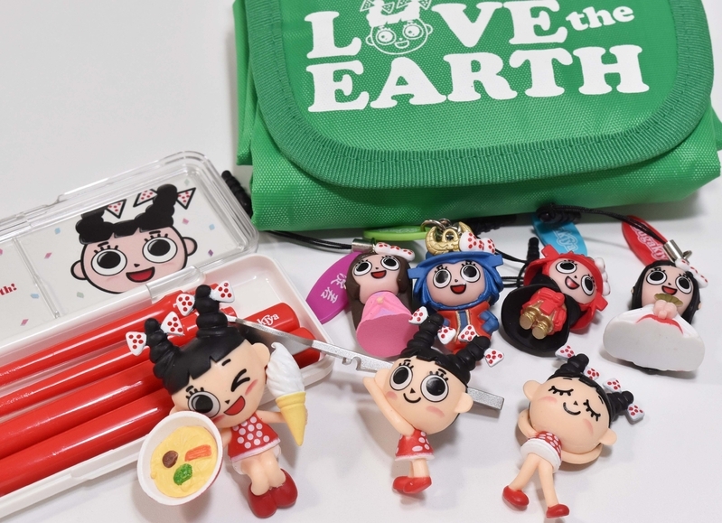 ふちっ子スーちゃん、箸、エコバッグなどスーちゃんグッズの数々。キャンペーンのノベルティーとして配布され、残念ながら販売はされていない