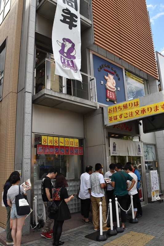 2005年の愛知万博の前後から、名古屋めしの人気店に行列ができるのが日常的な風景となった。写真は「矢場とん矢場町本店」