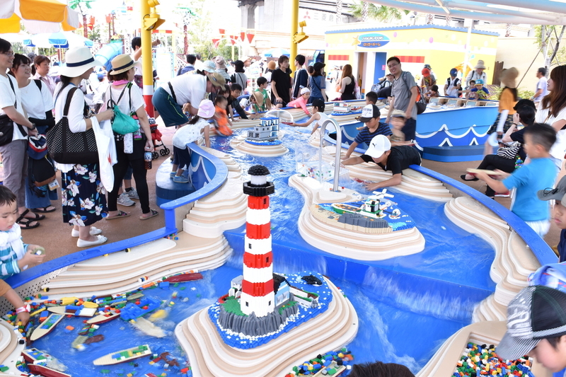 こちらも新設のビルド・ア・ボート。自分で組み立てたレゴブロックのボートを浮かべて遊べる