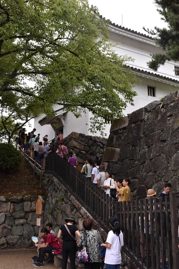8月の「名古屋城夏まつり」期間中は3つの隅櫓が初めて同時公開された。入場待ちの行列ができ、“ホンモノの史跡”に対する関心の高さがうかがえた
