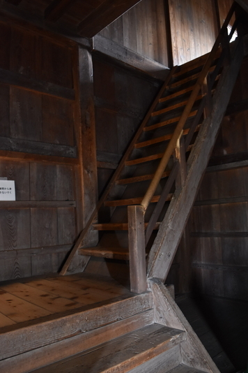 名古屋城には江戸時代から現存する３つの隅櫓（すみやぐら）があり、期間を限定して公開されている。内部の移動は急な階段を昇降するしかない。復元する木造天守閣も、現状では同様の階段のみを設置するとされている