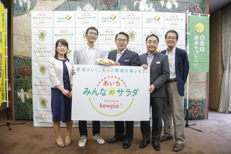 あいちみんなのサラダプロジェクト実行委員会メンバーで大村秀章愛知県知事を表敬訪問。愛知県も県民の野菜摂取量アップを進めるために活動をバックアップする