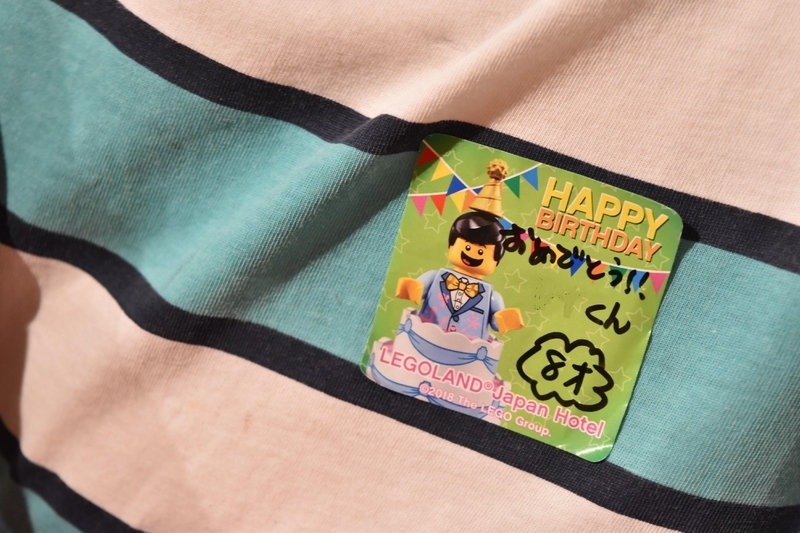 誕生月の子どもは胸に「HAPPY　BIRTHDAY」のステッカーを貼ってもらえ、おもてなし度がいっそうアップする