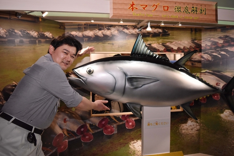 飼育展示部の岡本仁さん。飼育員として担当しているのは「日本の海」水槽やミズダコなど、まさしく寿司ネタの魚介類たち