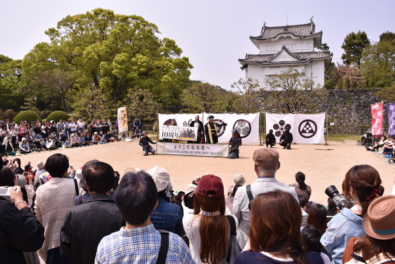 演武は土日祝、午前と午後の2回、名古屋城内二の丸広場にて開催される。観覧は無料だが名古屋城の入場料が必要。殺陣や寸劇で約30分、終演後はお目当ての武将と一緒に撮影ができ、ここでも長蛇の列ができる