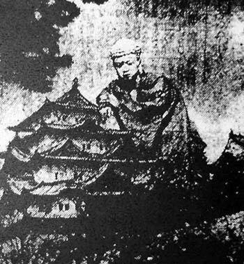 名古屋城の天守閣をのぞき込む大仏。ウルトラマンシリーズで育った世代にとっては何となく懐かしさも覚える構図