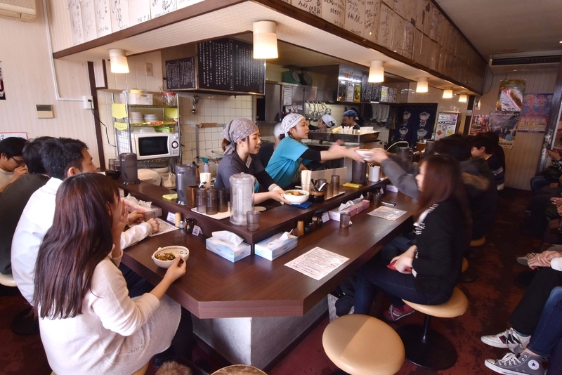 「麺屋はなび高畑本店」（名古屋市中川区）は常に満員御礼。お客の大半が台湾まぜそばを注文する。名古屋市を中心に国内・海外にグループ約50店舗を展開する