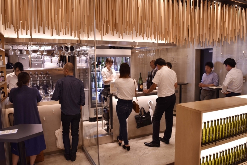 「純米酒専門YATA　名古屋KITTE店」。名古屋とは思えないおしゃれな空間。（『名古屋の酒場』より）