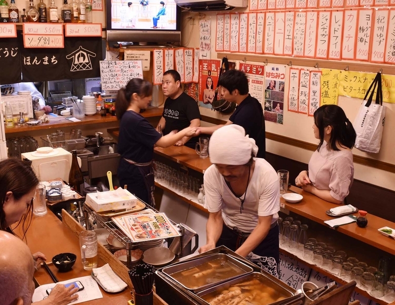 ブームの立ち飲み屋は今後定着するか？確かなコンセプトの有無が勝負のカギとなりそう。写真も人気の一軒、2015年に西区那古野にオープンした「お酒の神様」。（『名古屋の酒場』より）