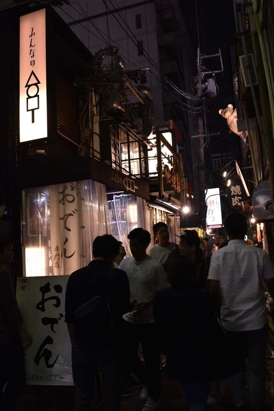 名古屋の酒場の盛り上がりを象徴するスポット、栄のむつみ小路。2013年頃から立ち飲み屋が続々とオープンし、名古屋の立ち飲みシーンの代表的存在となった