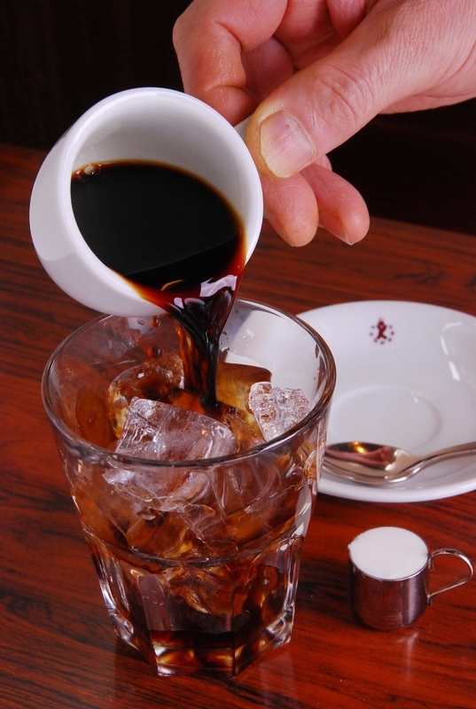 アイスコーヒーも名物のひとつ。氷入りのグラスとデミタスカップに入ったホットコーヒーが別々に出てきて、自分でグラスに注ぐ。苦味とコクがとびきり強いコーヒーも名古屋の老舗喫茶では王道だ