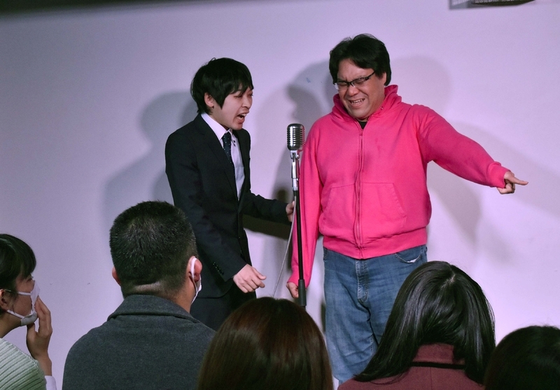 堀口修司さん（右）と杉山祐介さんのコンビ、全力フィルダースチョイス。結成4年目のフリーのお笑いコンビで、長者町raBBitには月１～2回のペースで出演している