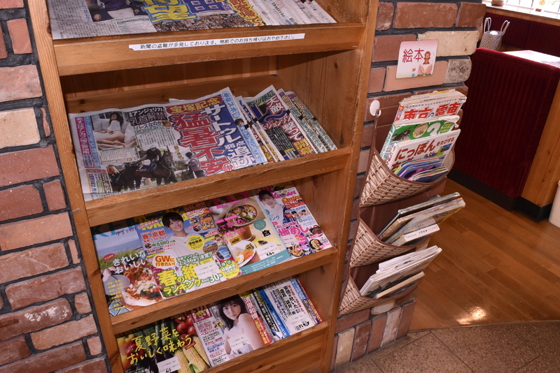 コメダ珈琲店をはじめ名古屋の喫茶店には雑誌、新聞がズラリ。特有の喫茶店文化が情報誌を支えている（？）。写真はコメダ珈琲店葵店