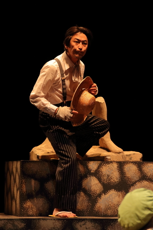 主宰する劇団B級遊撃隊の看板俳優でもある。写真は2017年の『不都合な王子』。佃さんは同作で日本劇作家協会東海支部第3回俳優A賞を受賞した