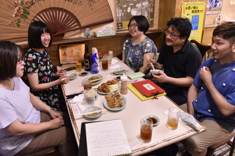 取材時に居合わせた歌人たち。千葉、大阪からここ「平和園」を目的に訪れた人も。小坂井さん（右）も手が空けば会話に加わる