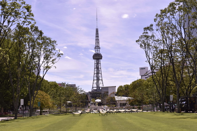 名古屋テレビ塔を望む広い芝生広場こそが最大の魅力