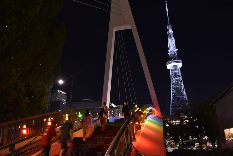 名古屋テレビ塔は毎日日没～24時までライトアップされる。北側エリアと結ぶレインボーブリッジとのカラフルなイルミネーションの共演も美しい