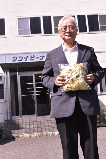 ヨコイピーナッツ（名古屋市港区）の横井慶雄さん。「当初は喫茶店主が業務用の缶からピーナッツをよそって小皿に盛って出していた。“もう一杯ちょう”とおねだりする人への対策としても小袋入りは有効でした」