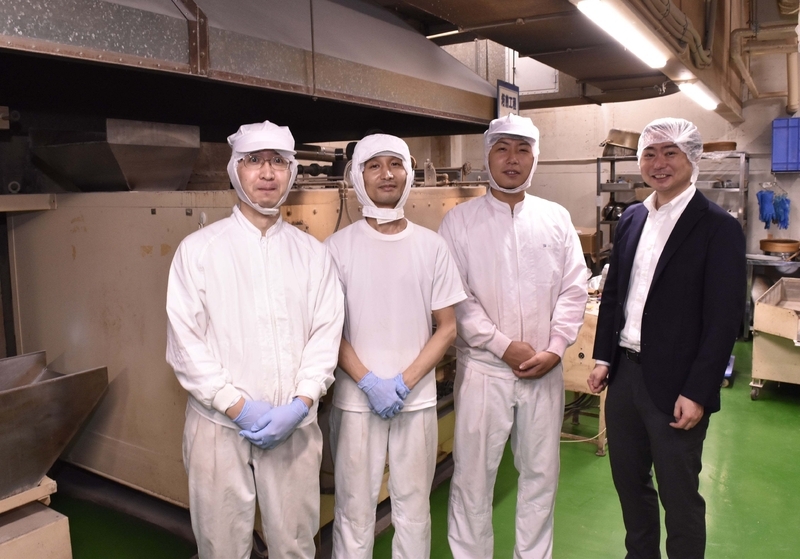3代目の福谷勝史さん（右）をはじめ豆福のスタッフは若い世代が主力。製造から販売まで一貫体制の企業は豆菓子業界では非常に珍しい