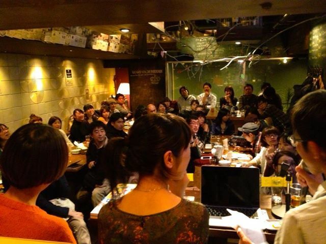 「ボクモ」でのイベント風景。ご覧の通り約40席の店内が満席になることも。右端は筆者。名古屋でトークイベントをできる場は貴重で、筆者もしばしば独自の企画をここで開催してきた