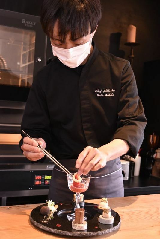 「LE DESSRT」は2020年2月にオープンしたフレンチレストラン。「石の皿は、古民家を改装したこの店の空間に絶対に合う！と思い採用を決めました」と﨑田さん