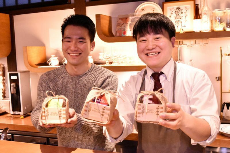 大橋量器の伊東大地さん（左）と喫茶ニューポピーの岸田大道さん（右）。MASUPRESSOはmasu cafeで飲むことができ、1杯800円+税。枡は持ち帰りできる